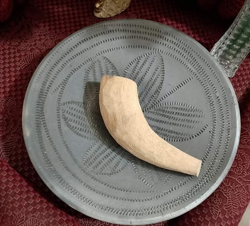 মাটির তৈরি বাটনা এবং বাঁশের তৈরি পিসনী সেট