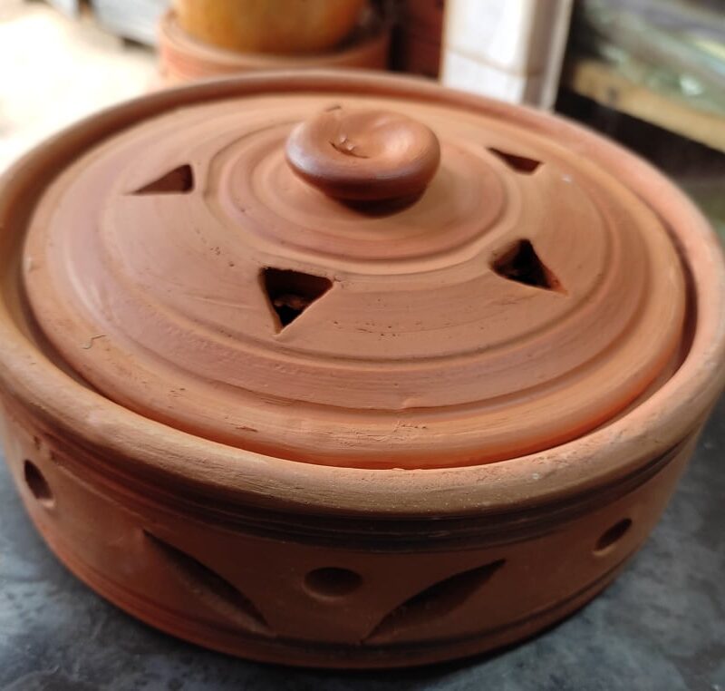 মাটির তৈরি কয়েল দানি