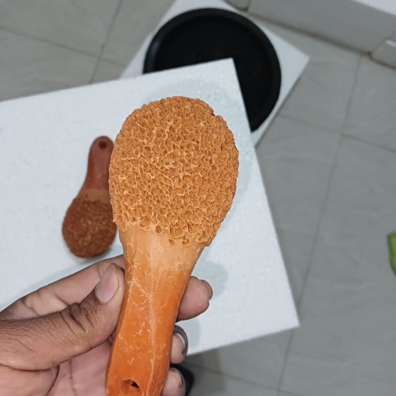 পায়ের গোড়ালি মাজার ঝামা/ঘসা।